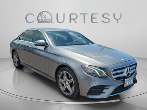 Used 2017 Mercedes-Benz E 300 4MATIC image 4