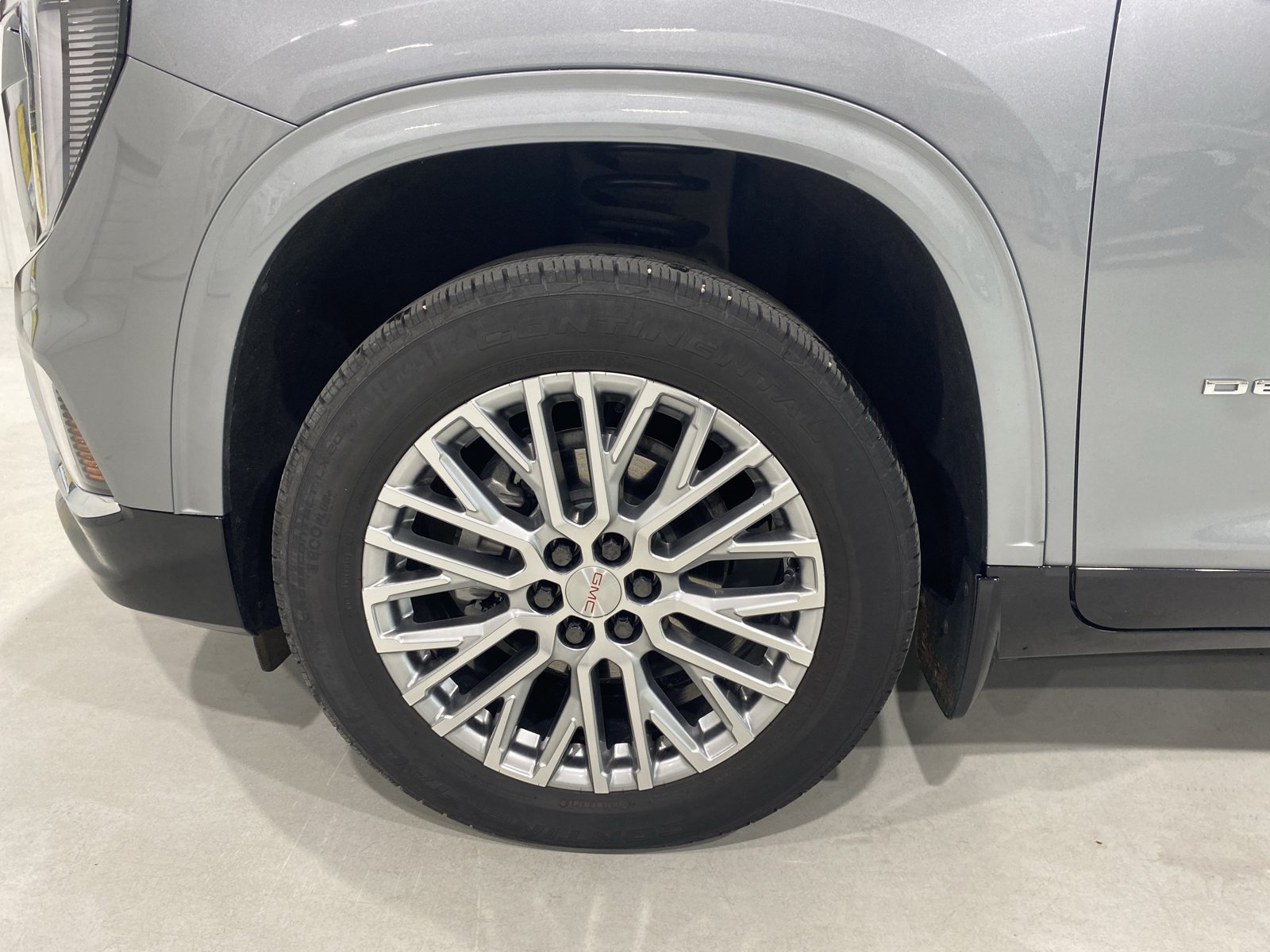 Used 2025 GMC Acadia Denali w/ LPO, Floor Liner Package AWD/4WD image 9