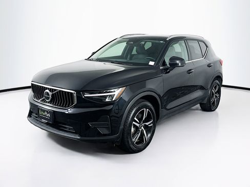 Used 2025 Volvo XC40 B5 Core image 3