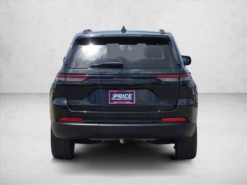 Used 2023 Jeep Grand Cherokee Altitude AWD/4WD image 6