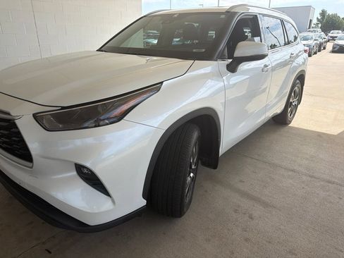 Used 2022 Toyota Highlander XLE FWD image 3