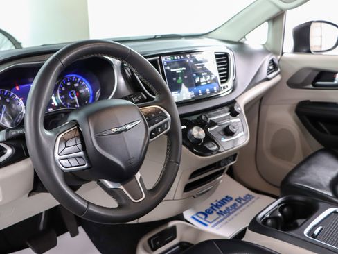 Used 2023 Chrysler Pacifica Touring-L image 22