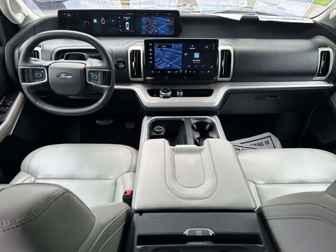 Used 2025 Ford Expedition Active RWD image 17