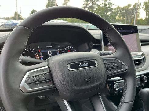 Used 2025 Jeep Compass Limited image 30
