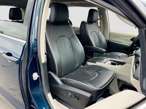 Certified 2024 Chrysler Pacifica Limited AWD/4WD image 29