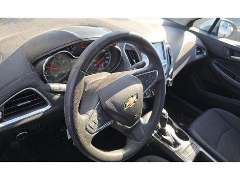 Used 2018 Chevrolet Cruze LT w/ Convenience Package FWD image 7