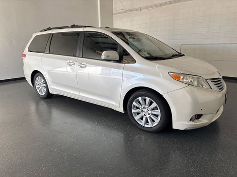 Used 2013 Toyota Sienna Limited w/ Premium Pkg image 2