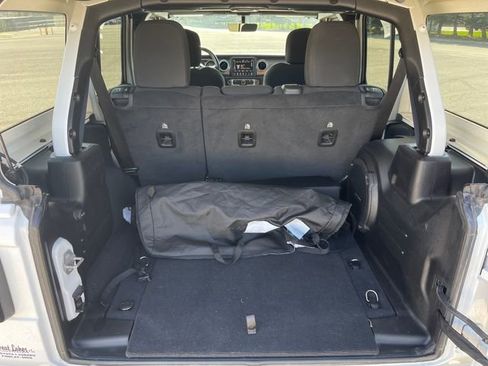 Used 2022 Jeep Wrangler Unlimited Sahara AWD/4WD image 19