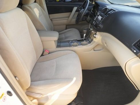 Used 2013 Toyota Highlander Plus image 18