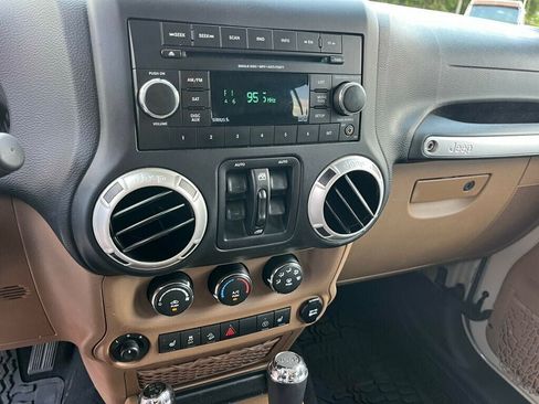 Used 2017 Jeep Wrangler Unlimited Rubicon AWD/4WD image 35