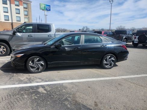 Used 2025 Hyundai Elantra SEL image 1