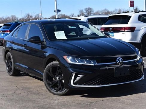 Used 2025 Volkswagen Jetta SE w/ Sunroof Package image 2