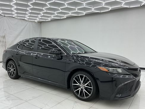Used 2021 Toyota Camry SE FWD image 7