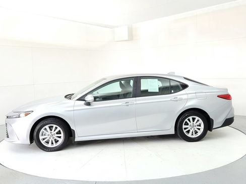 Used 2025 Toyota Camry LE AWD/4WD image 3