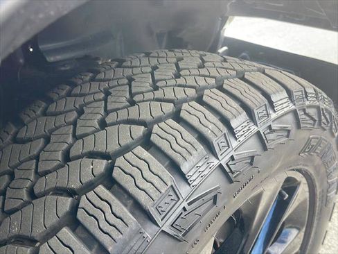 Certified 2025 Jeep Gladiator Nighthawk image 10