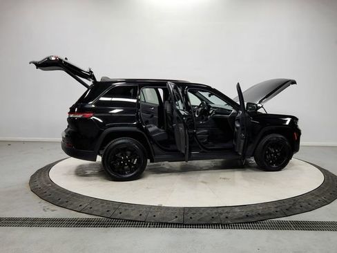 Used 2024 Jeep Grand Cherokee Altitude image 16