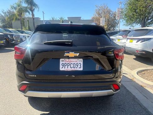 Used 2025 Chevrolet Trax LT FWD image 7