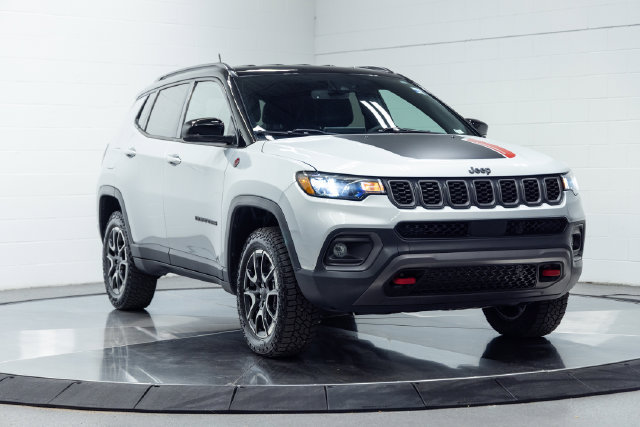 Used 2024 Jeep Compass Trailhawk AWD/4WD image 4