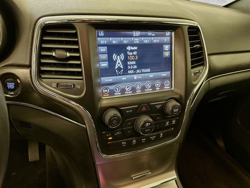 Used 2018 Jeep Grand Cherokee Limited image 26