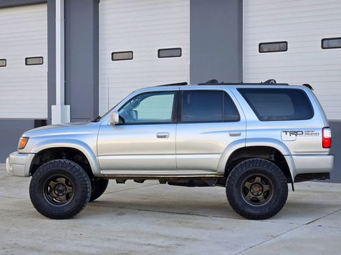 Used 2000 Toyota 4Runner SR5 image 5