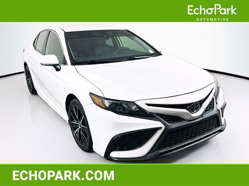 Used 2021 Toyota Camry SE FWD image 1