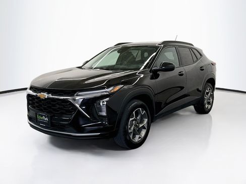 Used 2025 Chevrolet Trax LT FWD image 3