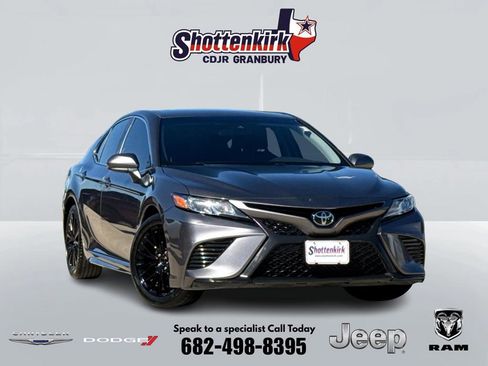 Used 2020 Toyota Camry SE FWD image 1