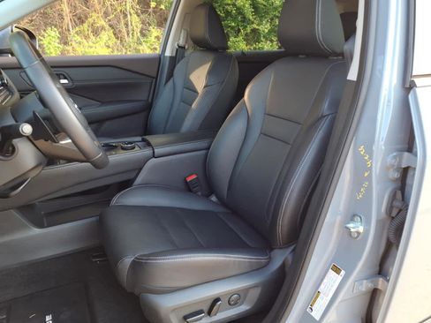 Used 2023 Nissan Rogue SL w/ SL Premium Package image 11