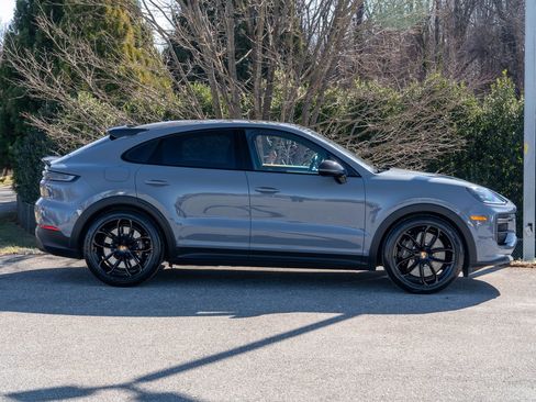 Certified 2024 Porsche Cayenne Turbo GT image 8