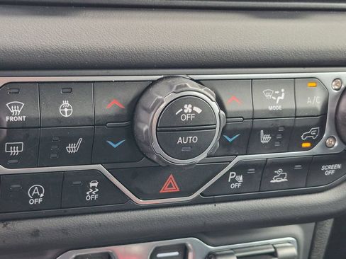 Used 2024 Jeep Wrangler Unlimited Sahara w/ Technology Group AWD/4WD image 19