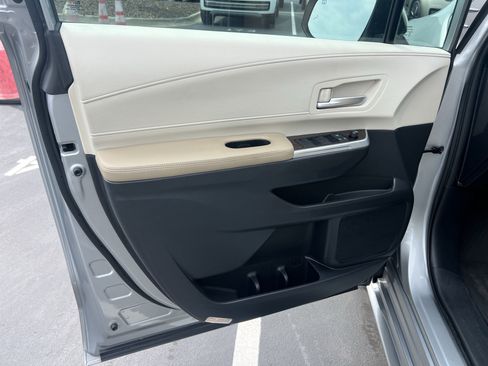 Used 2021 Toyota Sienna XLE FWD image 14