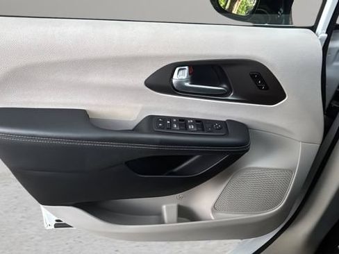 Used 2024 Chrysler Pacifica Touring-L FWD image 17