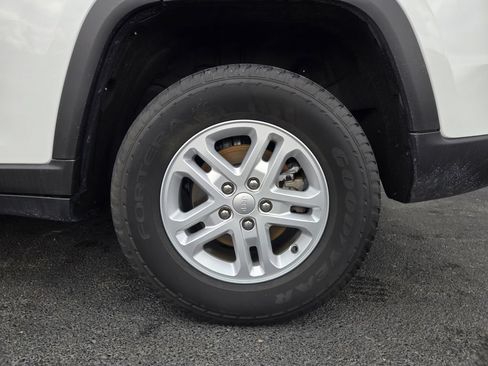 Used 2024 Jeep Grand Cherokee Laredo w/ Luxury Tech Group I AWD/4WD image 9