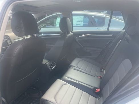 Used 2015 Volkswagen Golf 4-Door FWD image 8