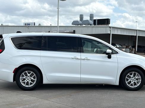 Used 2023 Chrysler Pacifica Touring-L image 4