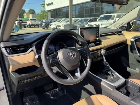 Used 2020 Toyota RAV4 XLE Premium AWD/4WD image 5