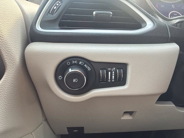 Used 2024 Chrysler Pacifica Limited FWD image 13