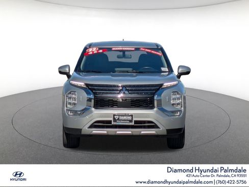 Used 2022 Mitsubishi Outlander SE image 2
