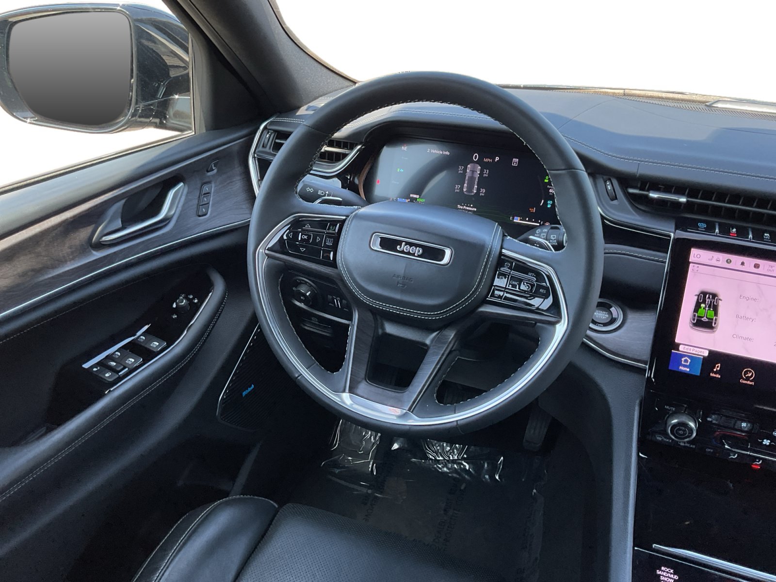 Used 2023 Jeep Grand Cherokee Overland w/ Luxury Tech Group IV AWD/4WD image 11