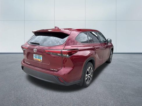 Used 2020 Toyota Highlander XLE AWD/4WD image 8