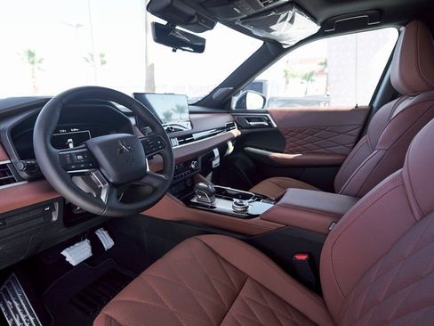 Used 2025 Mitsubishi Outlander SEL image 2