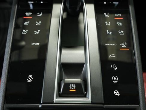 Certified 2025 Porsche Macan AWD/4WD image 22