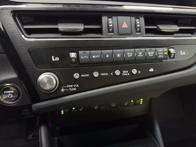 Used 2025 Lexus ES 300h w/ Technology Package FWD image 18