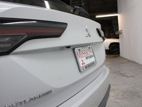 New 2026 Mitsubishi Outlander SE image 4