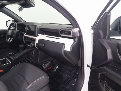 Used 2024 Toyota Tacoma TRD Off-Road image 39