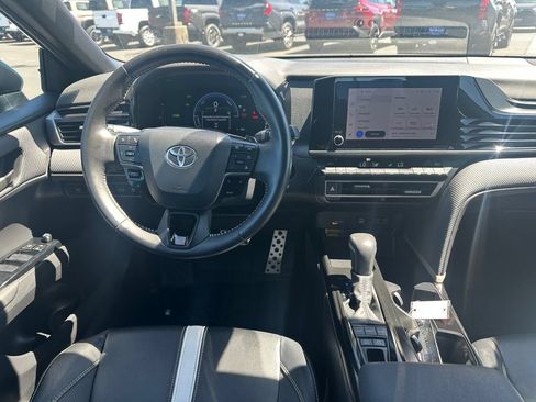 Used 2025 Toyota Camry SE FWD image 15