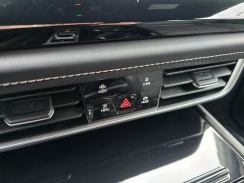 Used 2024 Volkswagen Atlas Cross Sport SE image 27