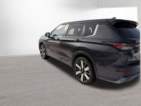 Used 2025 Mitsubishi Outlander SE image 5