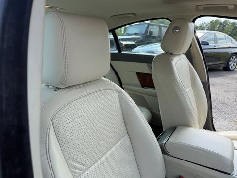 Used 2010 Jaguar XF Premium RWD image 18