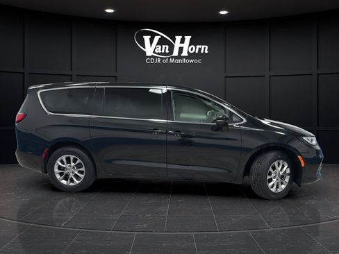 Used 2023 Chrysler Pacifica Touring-L w/ Uconnect Theater Family Group AWD/4WD image 8